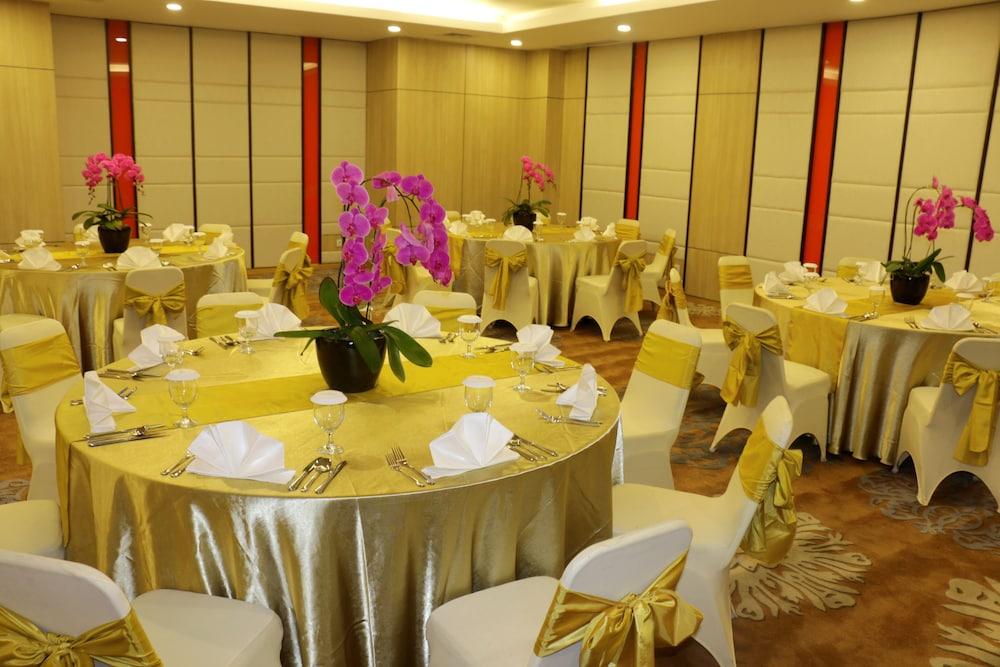 Hotel Santika Mega City Bekasi Exterior foto